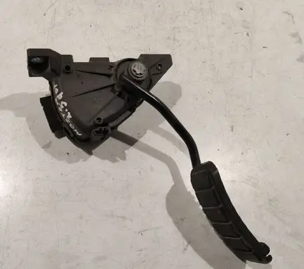 Accelerator throttle pedal