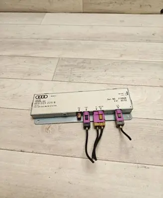 Audi A4 S4 B6 8E 8H Aerial antenna amplifier 8E9035225B