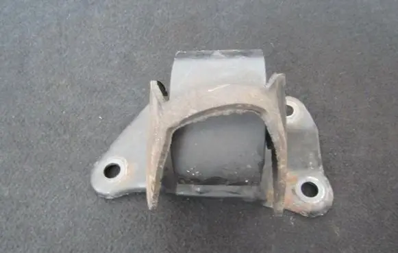 Mitsubishi Carisma Engine mount bracket 3318029