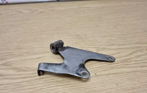 BMW 3 E90 E91 Muffler mount bracket/holder 7805775