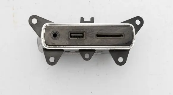Jeep Grand Cherokee USB socket connector 68289895AA
