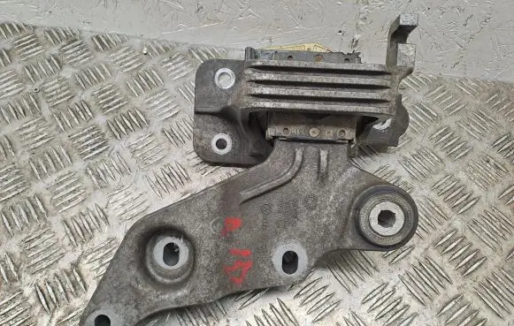 Mercedes-Benz Vito Viano W447 Engine mount bracket A4472410713