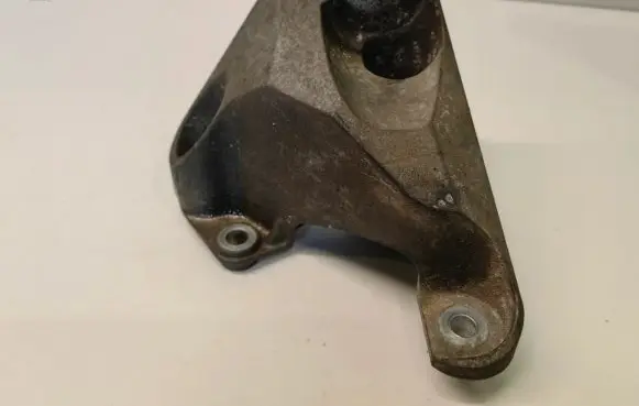 Chevrolet Camaro Engine mounting bracket X00469D