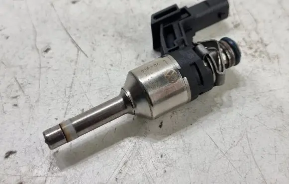 Volkswagen Polo V 6R Fuel injector 03F906036B