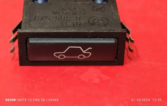 BMW 5 E39 Tailgate opening switch 8365579 61318365579 03052500