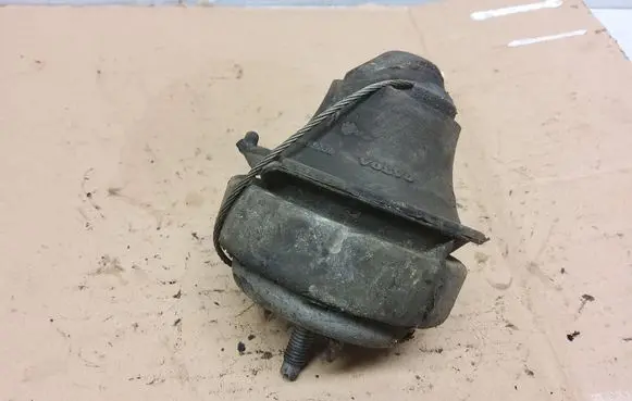 Volvo V70 Engine mount bracket 8683936