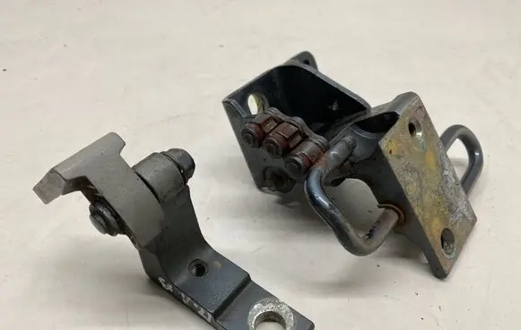 Volkswagen Touareg I Front door hinge set 7L0831411 7L0831401A