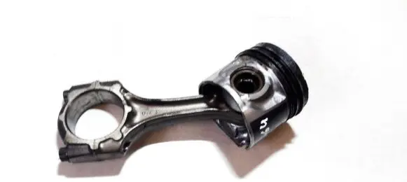 Toyota Avensis T250 Piston with connecting rod