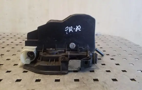 BMW X1 E84 Front door lock A053702