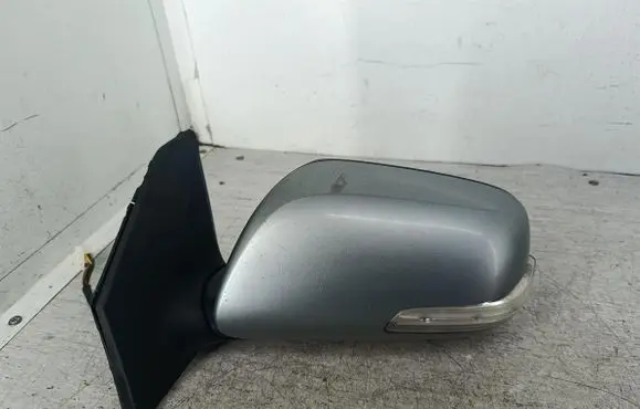 Toyota Avensis T250 Front door electric wing mirror 