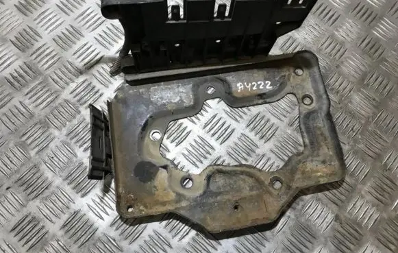 Opel Vectra B Battery box tray 90569751