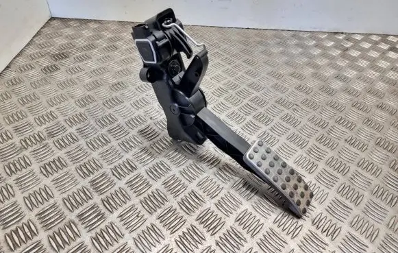 Mercedes-Benz B W245 Accelerator throttle pedal A1693000504 031105 000670