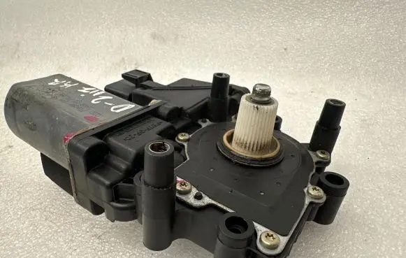 Audi A8 S8 D2 4D Rear door window regulator motor 4D0959801H