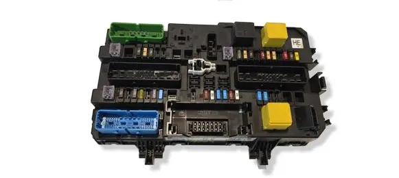 Opel Zafira B Fuse module 13206757