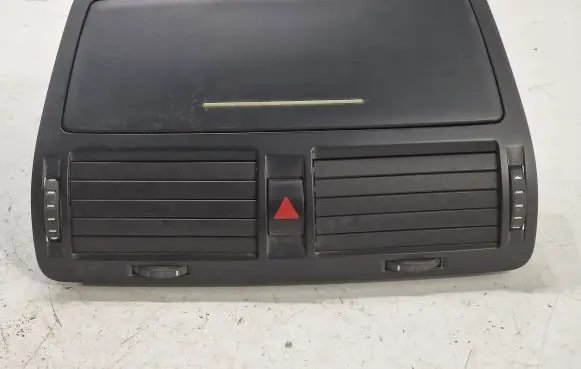 Skoda Octavia Mk2 (1Z) Dash center air vent grill 1Z0820951