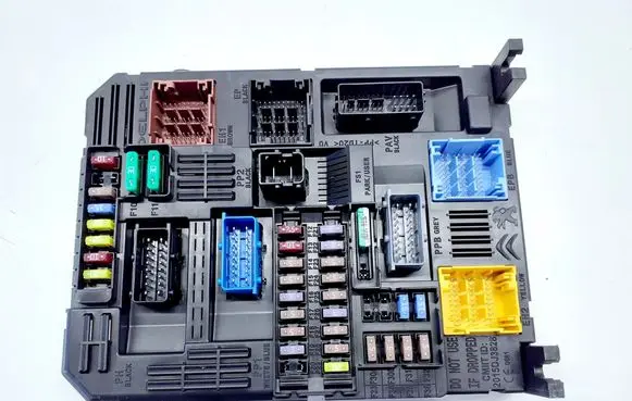 Peugeot 208 II Fuse module 9832880380
