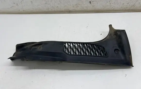 Land Rover Discovery 5 Rear/tail light trim molding HY3244249AD