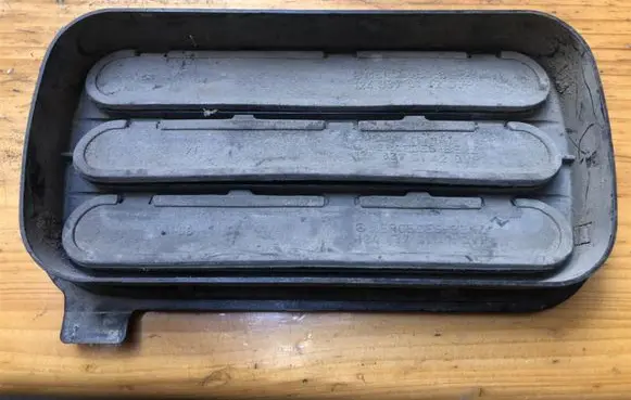 Mercedes-Benz E W124 Quarter panel pressure vent 1248370130