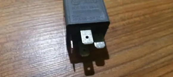 Volkswagen PASSAT B5.5 Other relay 8d0951253a V23134-B52-X301