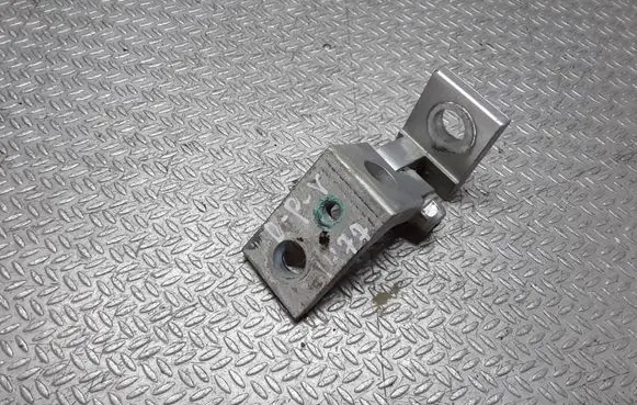 Skoda Octavia Mk2 (1Z) Front door upper hinge 6Y0833402C