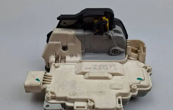 Audi A3 S3 A3 Sportback 8P Front door lock 4F2837016B