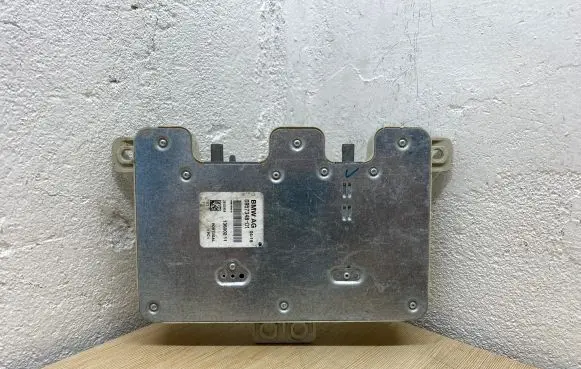 BMW 6 E63 E64 Aerial antenna amplifier 6957348 28009458 13600211