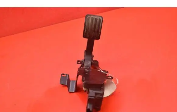 Accelerator throttle pedal