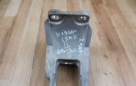 Nissan Leaf II (ZE1) Engine mounting bracket 113333NF0A