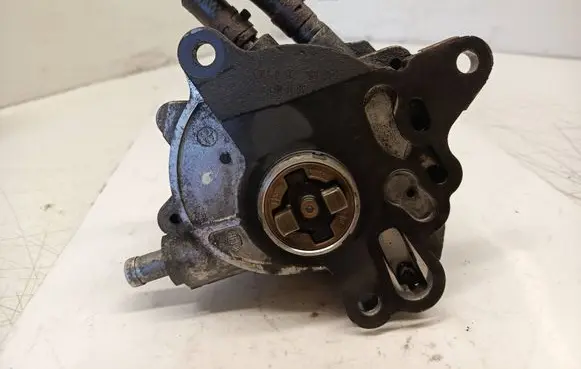 Volkswagen Touran I Vacuum pump 03G145209C 050208B