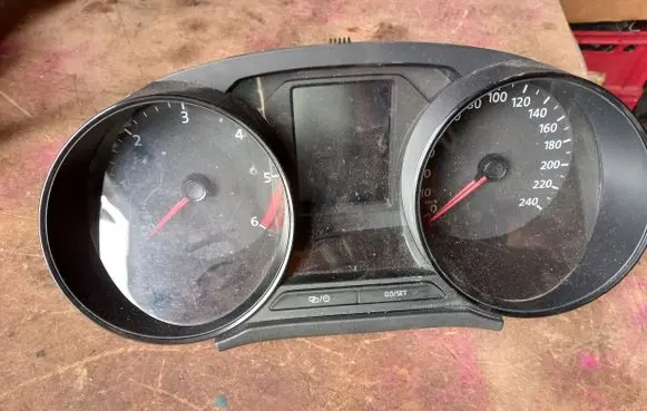 Volkswagen Polo Speedometer (instrument cluster) 6C0920731D