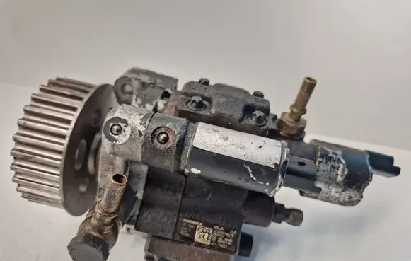 Renault Clio III Fuel injection high pressure pump A2C20000754 8200821184 5WS40153