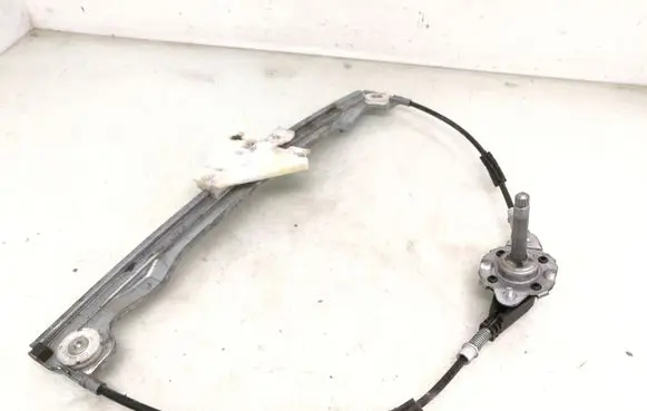 Rear door manual window regulator