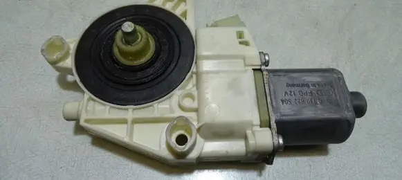 Mercedes-Benz C W204 Vent window/glass motor 0130822504