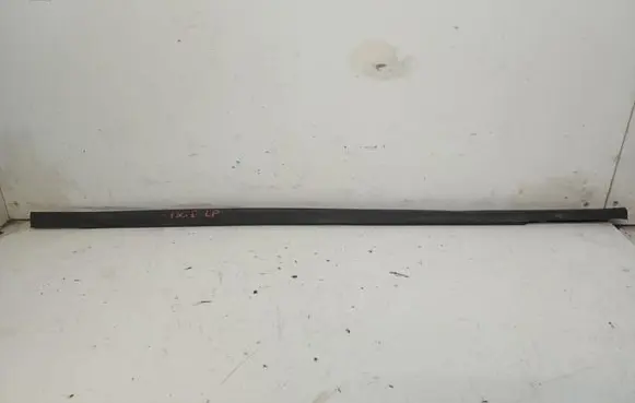 Hyundai i30 Front door glass trim molding