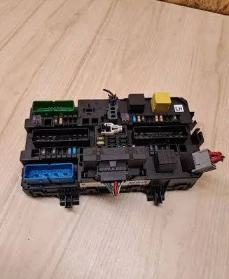 Opel Zafira B Fuse module 13268286 5DK00866924 24453850