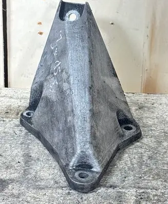 Engine mounting bracket
