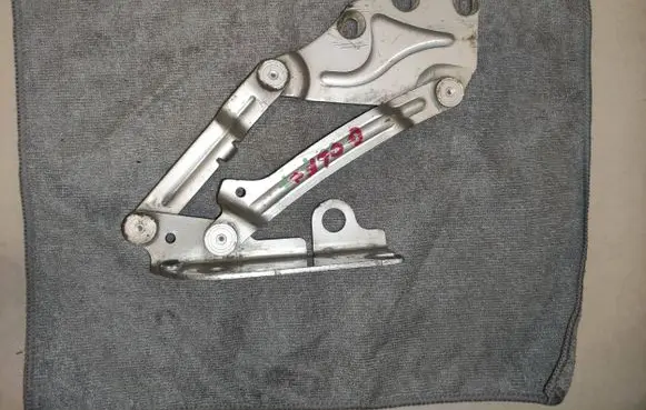 Volkswagen Golf Plus Engine bonnet/hood hinges 5M0823302