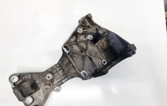 Volvo XC70 Engine mounting bracket 31258329