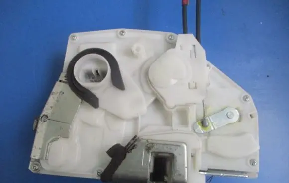 Suzuki Swift I Front door lock