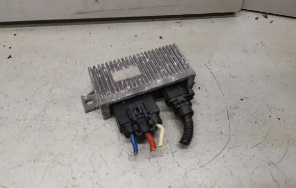 Volvo S40, V40 Coolant fan relay 
