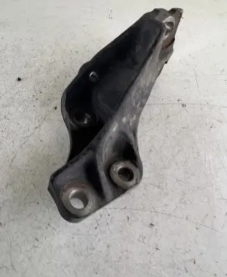 Toyota Yaris Engine mounting bracket 123250J010