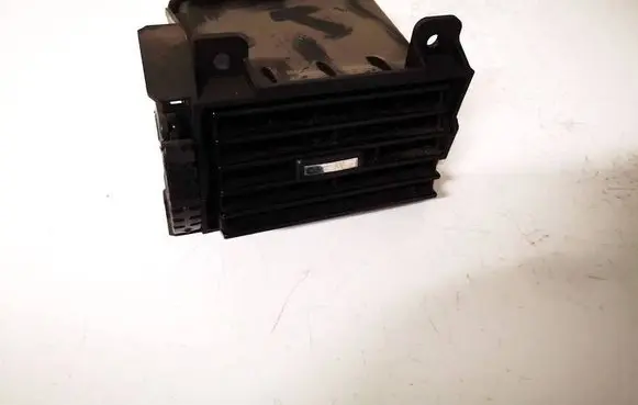 Nissan X-Trail T30 Dash center air vent grill 687618h300 e568-5161-500