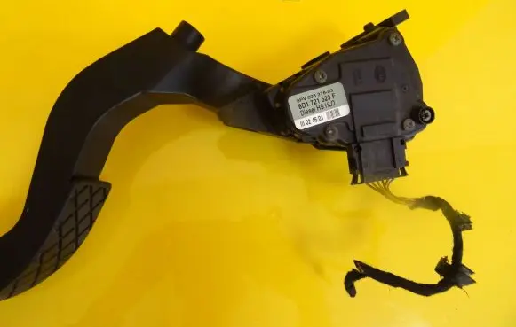 Volkswagen PASSAT B5.5 Accelerator throttle pedal 8D1721523F