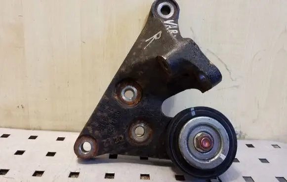 Toyota Prius (XW20) Engine mounting bracket
