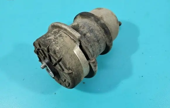 Engine mount vacuum valve