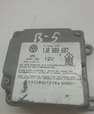Volkswagen PASSAT B5 Airbag control unit/module 1J0909607 5WK4199 02980211