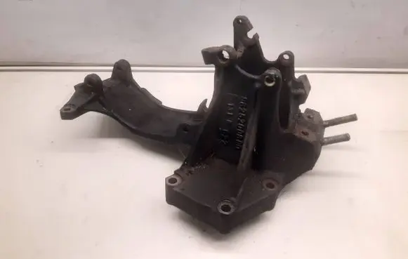 Engine mounting bracket