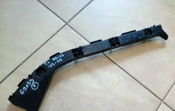 Rear bumper mounting bracket