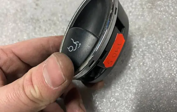 Mercedes-Benz E W211 Tailgate opening switch a2118211151