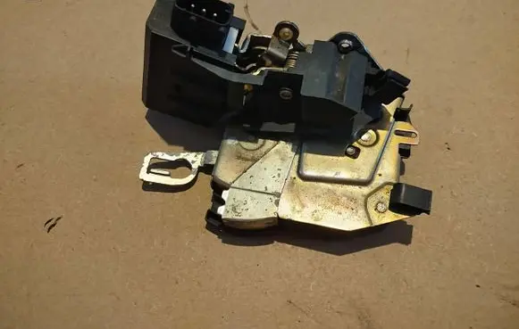 BMW 3 E36 Front door lock 8122204